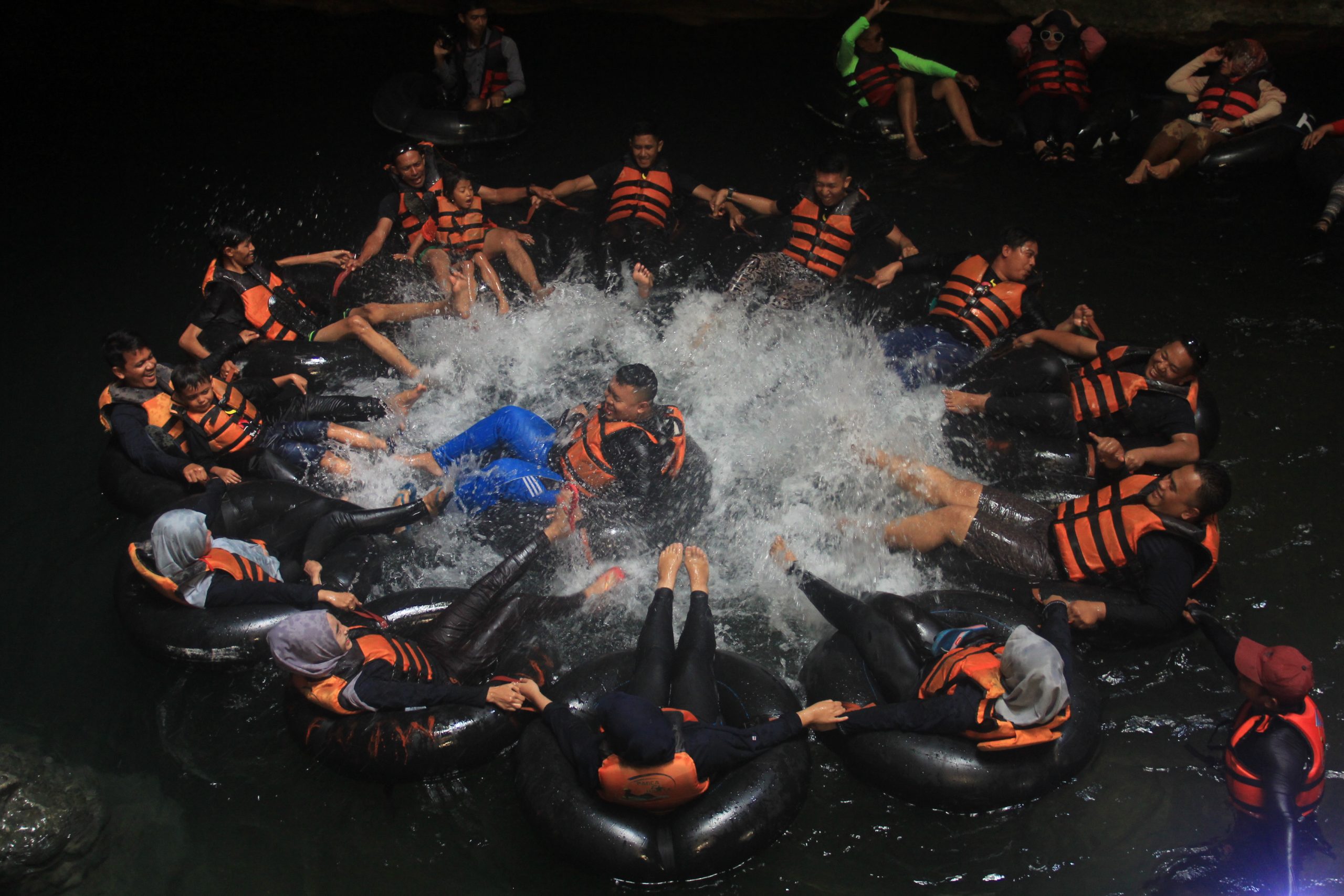 Rombongan besar cave tubing bersama di dalam Goa Pindul Gunungkidul
