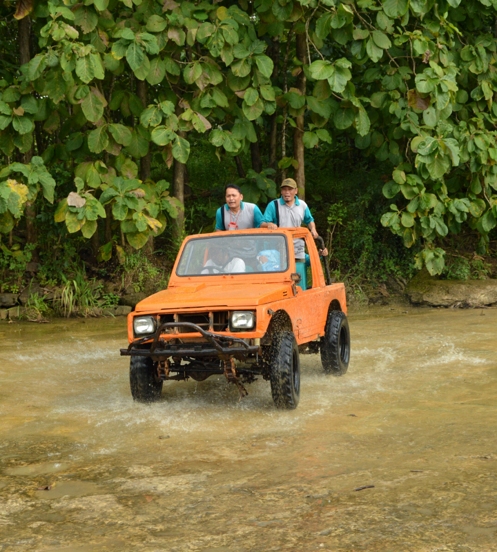 Armada jeep offroad Goa Pindul siap menjelajahi perbukitan karst Gunungkidul