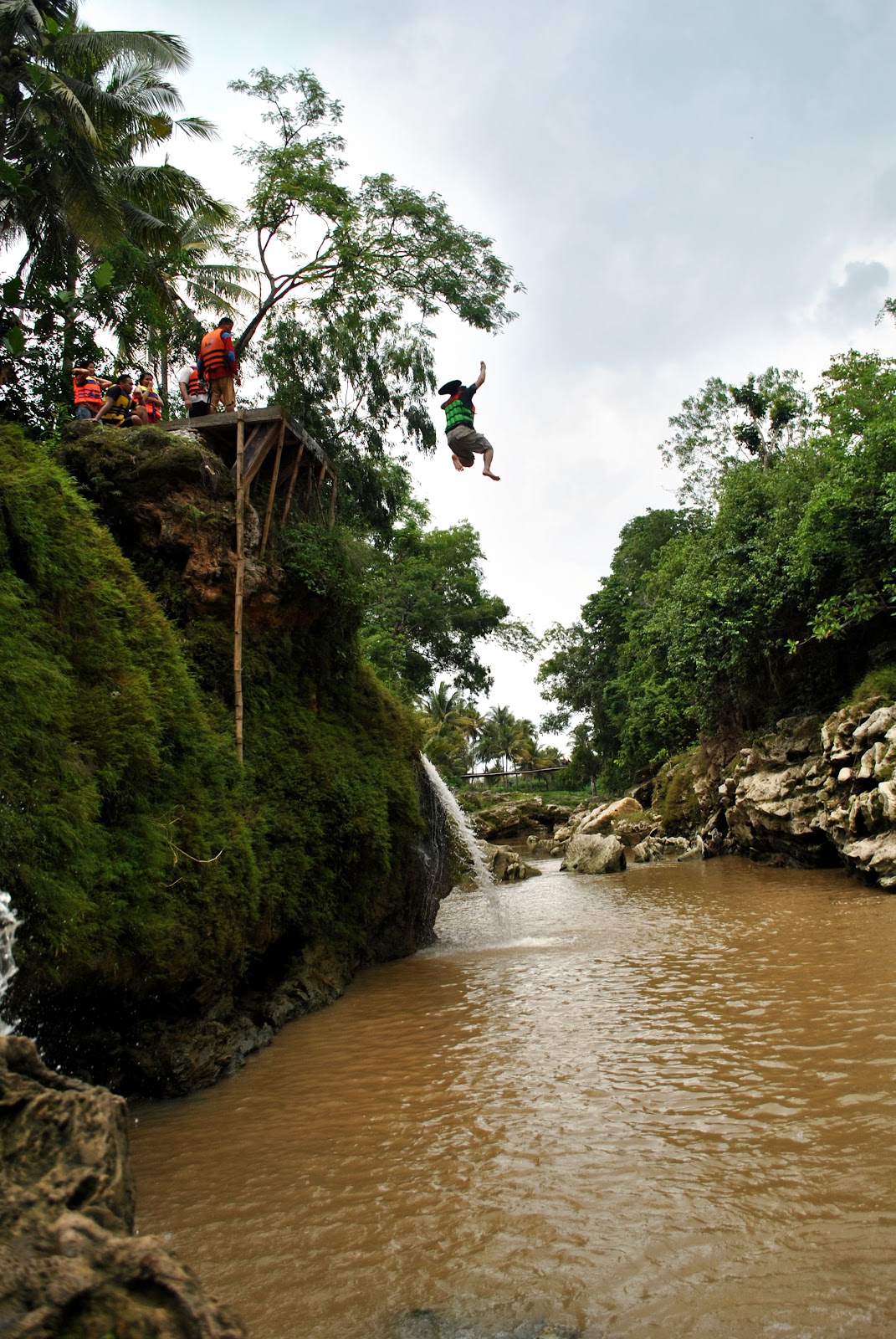 River Tubing Sungai Oyo — Petualangan Tebing Karst 1.500 Meter