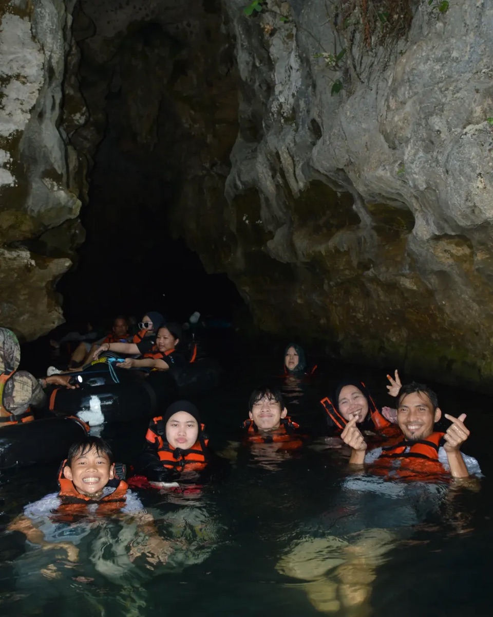 Bermain air Sungai Goa Pindul Gunungkidul