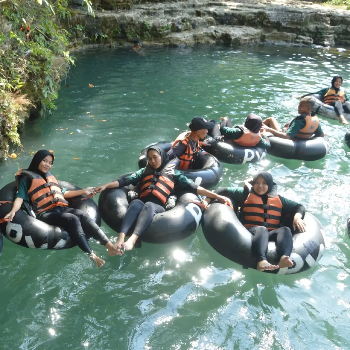 Air hijau jernih cave tubing Goa Pindul