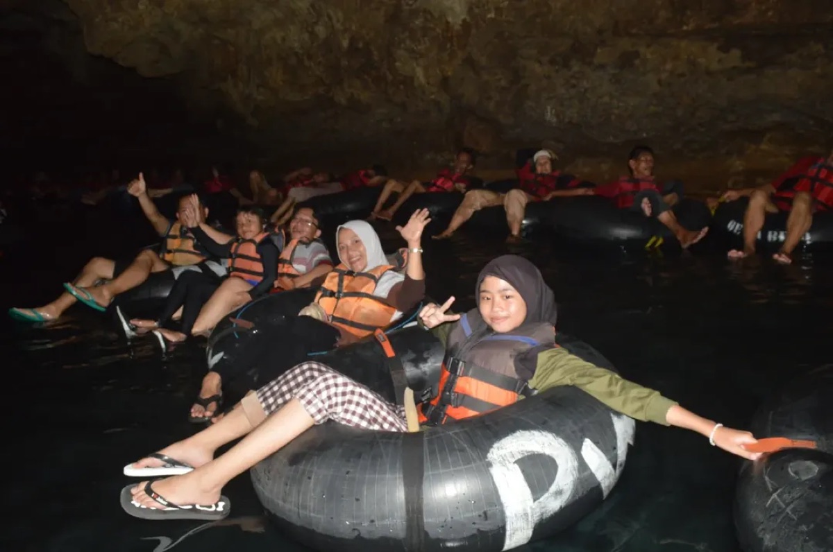Wisata cave tubing Goa Pindul paket lengkap