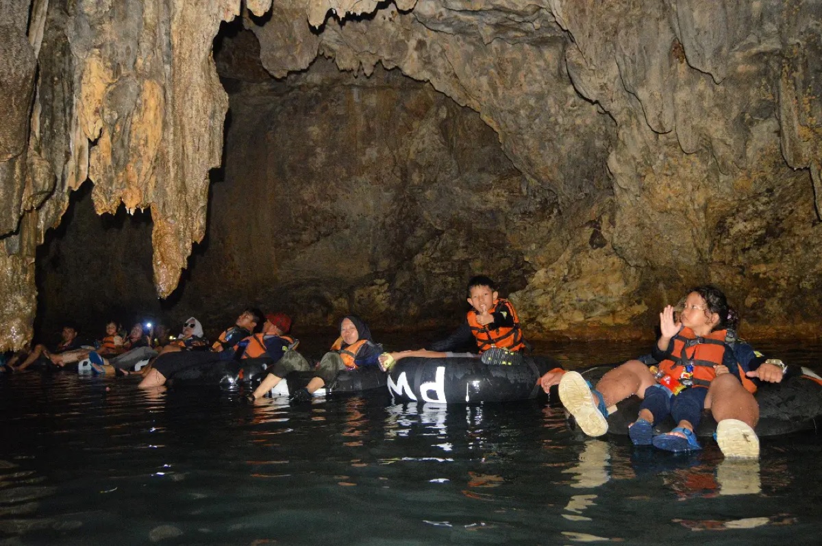 Tamu wisata Goa Pindul bersenang-senang