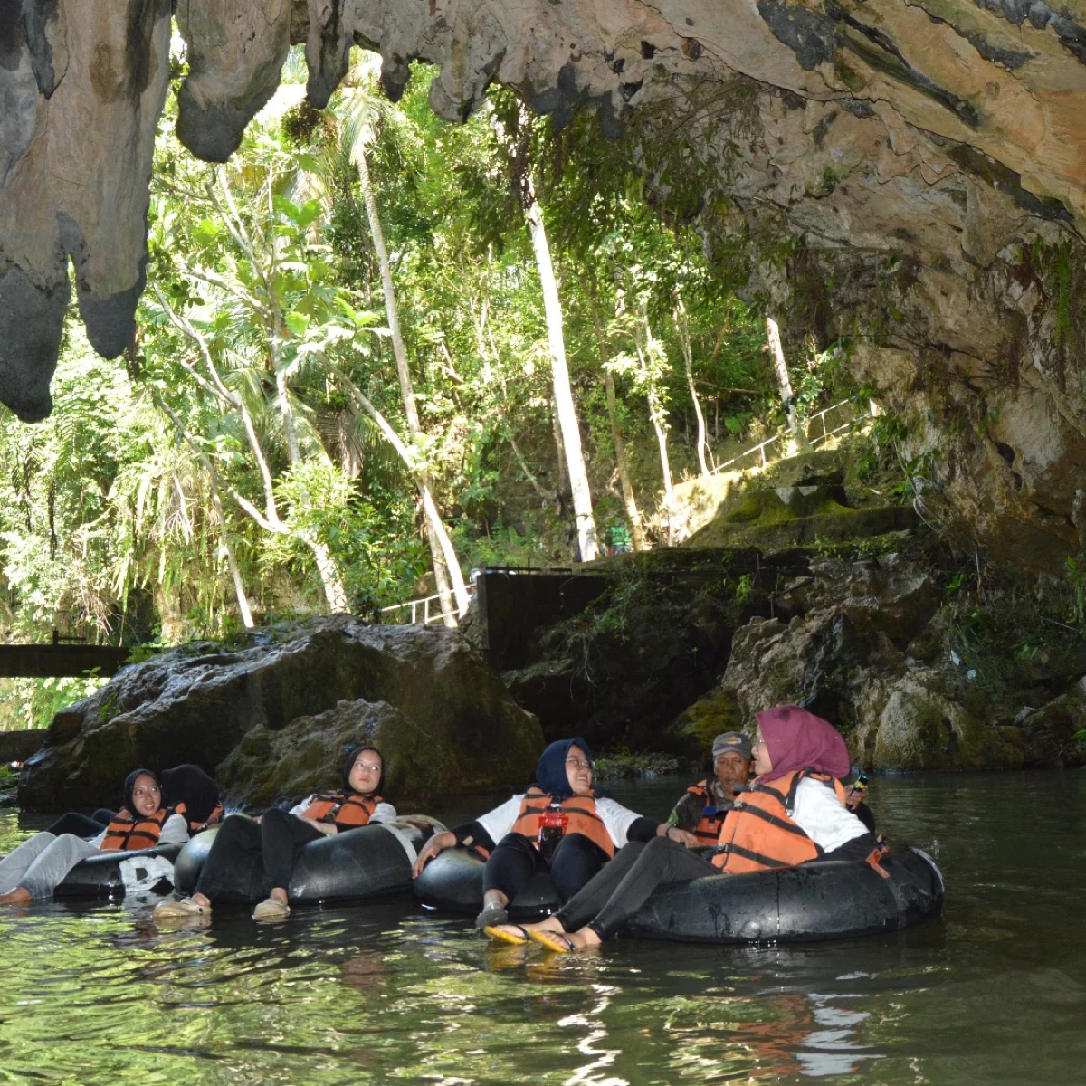 Suasana wisata Goa Pindul pagi hari yang sejuk