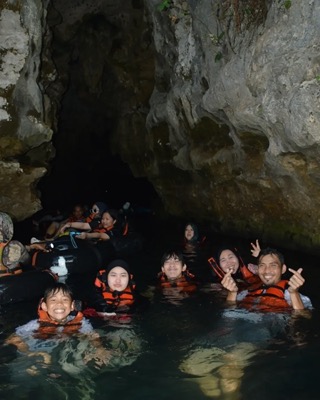 Bermain air Sungai Goa Pindul Gunungkidul