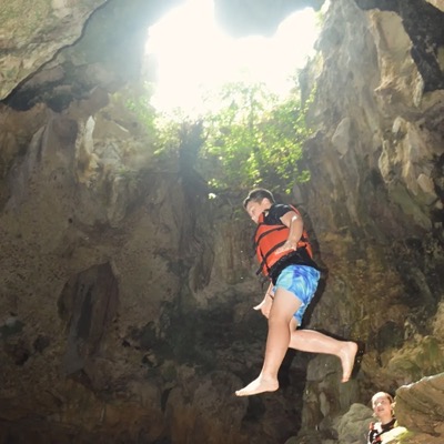 Lompat ke Sungai Oyo wisata Goa Pindul